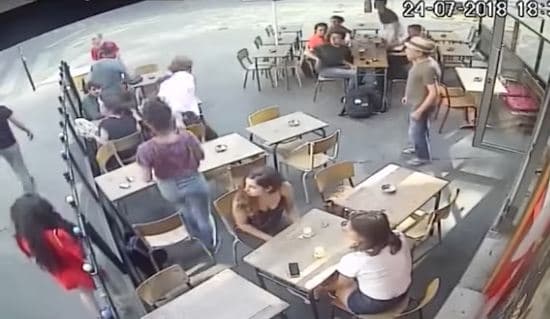 Sulmohet në qendër të Parisit, pasi iu kundërpërgjigj ngacmimeve seksuale (VIDEO)