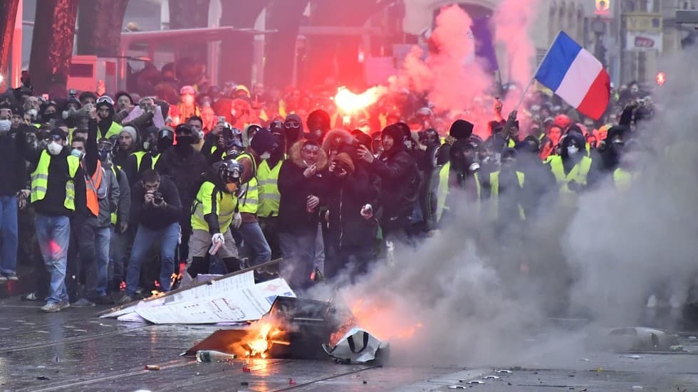 Pendesa e kryeministrit francez: Duhej të dëgjonim popullin (VIDEO)