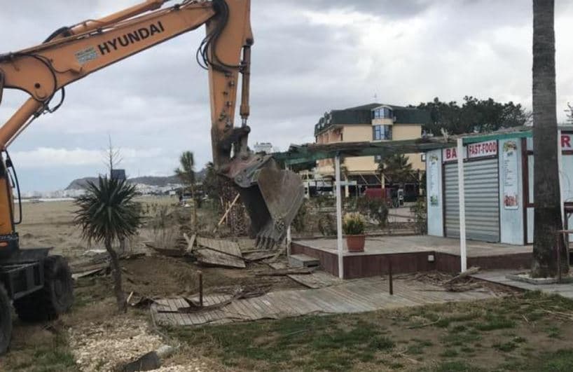 IKMT aksion për shembjen e objekteve në Golem, pronarët bëjnë rezistencë (FOTO)