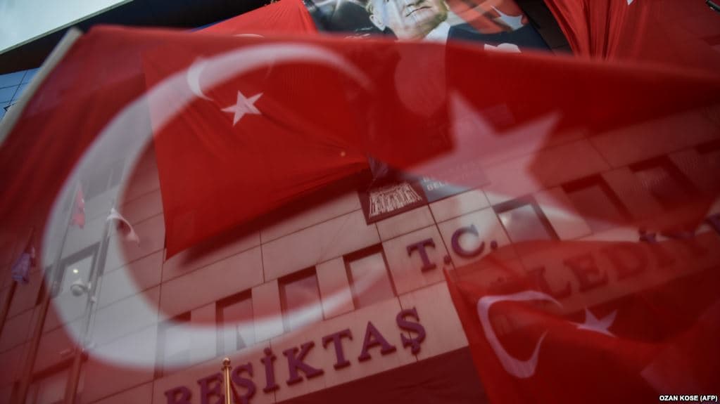 Gaboni i dorëzon Turqisë 3 gylenistë