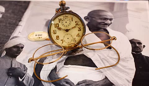  Syzet e Mahatma Gandhi-t shiten për një çmim rekord 