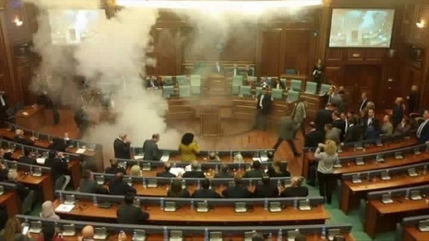 Sërish gaz lotsjellës në sallën e Kuvendit të Kosovës, ndërpritet seanca për votimin e demarkacionit