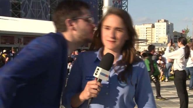 Një tjetër gazetare tentojnë ta puthin gjatë raportimit live të Kupës së Botës 