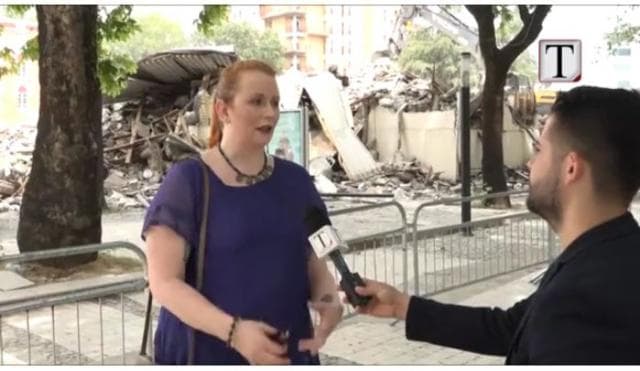 Alice, gazetarja angleze që proteston për Teatrin (VIDEO)