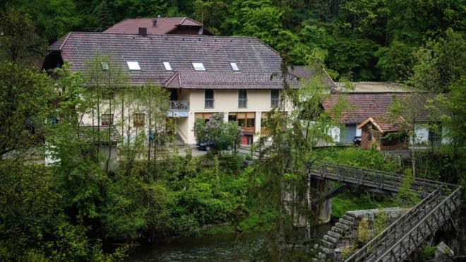 Tre mysafirë të hotelit Bavaria u gjetën të shpuar nga bulonat e hekurit