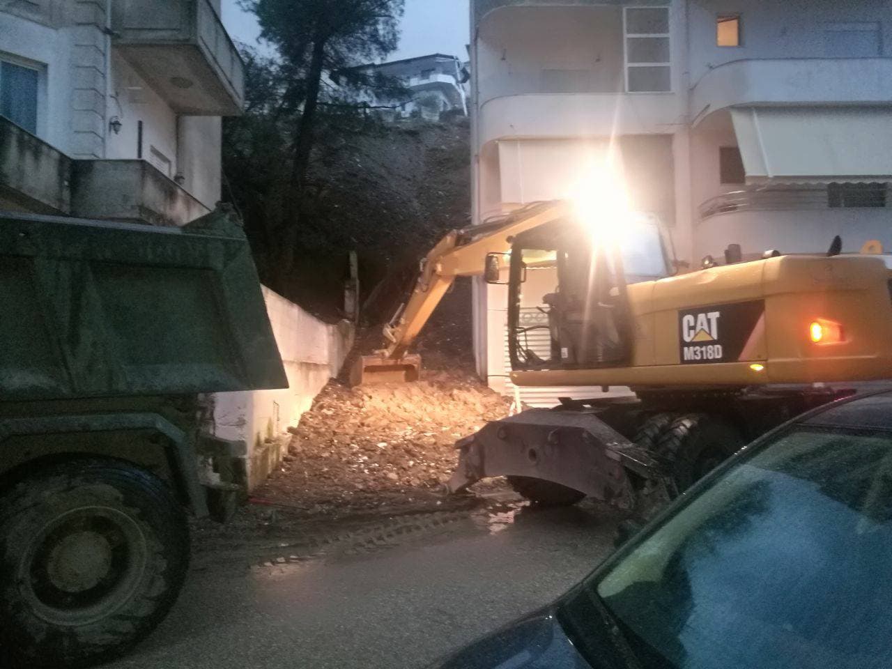 Gjirokastër, nis heqja e dherave në pallatin që rrezikon shembjen