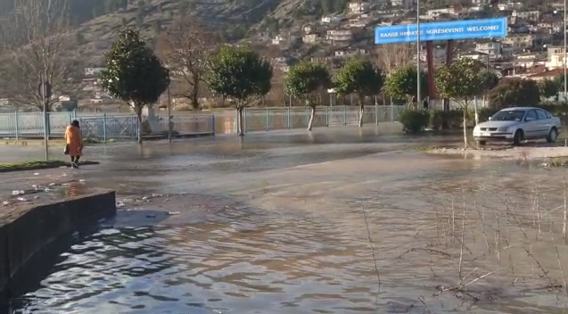 Gjirokastra nën pushtetin e ujit/ Liqeni i Viroit vërshon në rrugë, përmbyten tokat në Dropull (VIDEO)