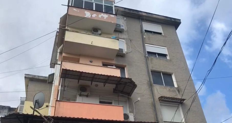 Gjirokastër, një grua hidhet nga kati i katërt i pallatit