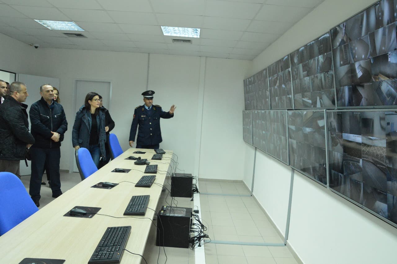 Ministrja Gjonaj inspekton ambientet e reja në burgun e ri të Shkodrës