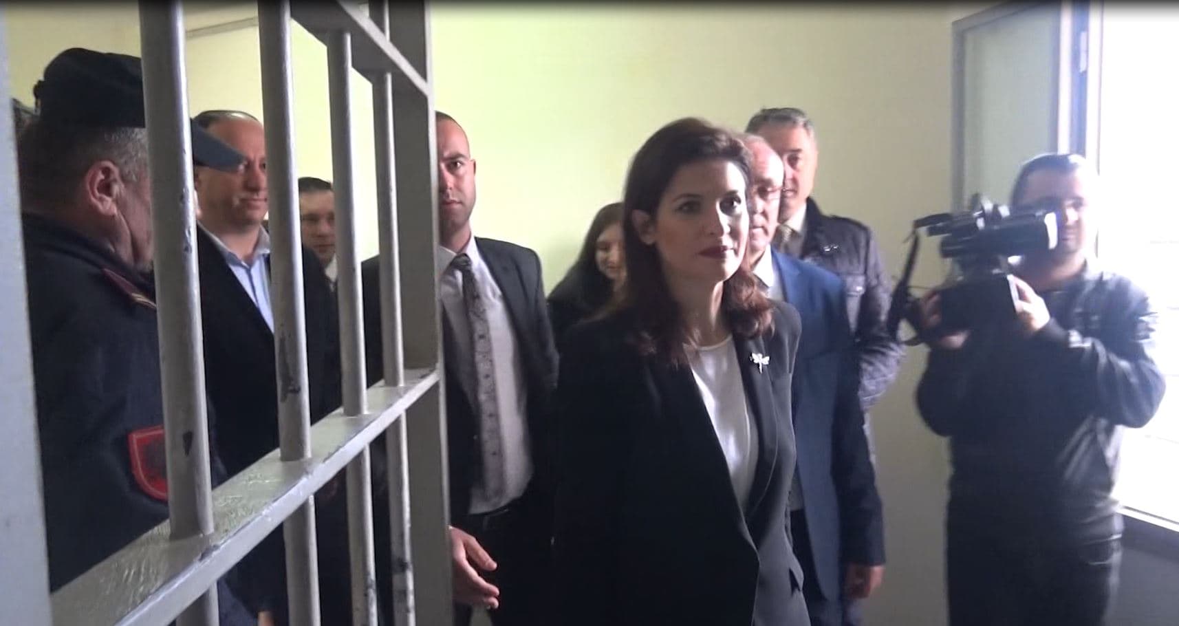 Vizita në burgun e Peqinit, Gjonaj i përgjigjet akuzave të demokratëve