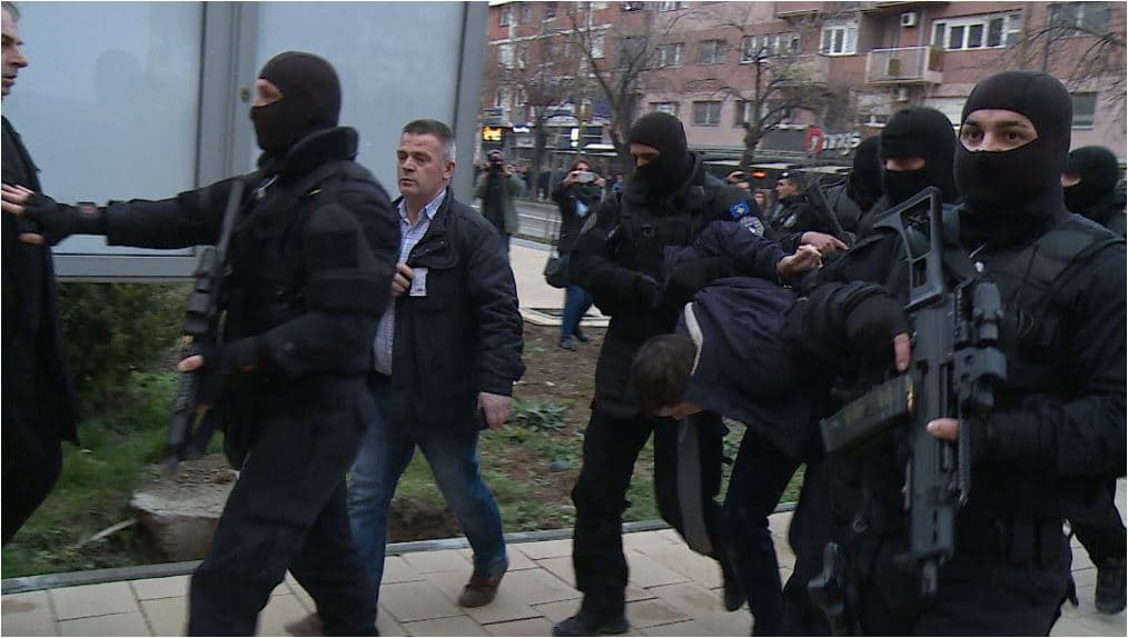 Policia arreston shefin e zyrës për Kosovën, Marko Gjuriç. Regojnë politikanët e Kosovës dhe BE. Vuçiç i telefonon Putin (VIDEO)