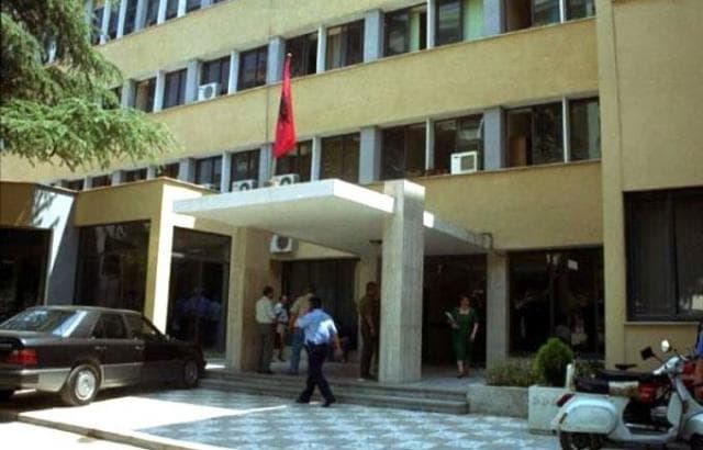 “Më kapi me thonj nga brinjët e më ngriti në peshë”/ 16-vjeçari denoncon babanë pas dhunës barbare