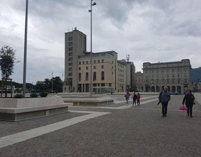 Itali, shqiptarja tenton t’i vërë flakën vetes në gjykatë