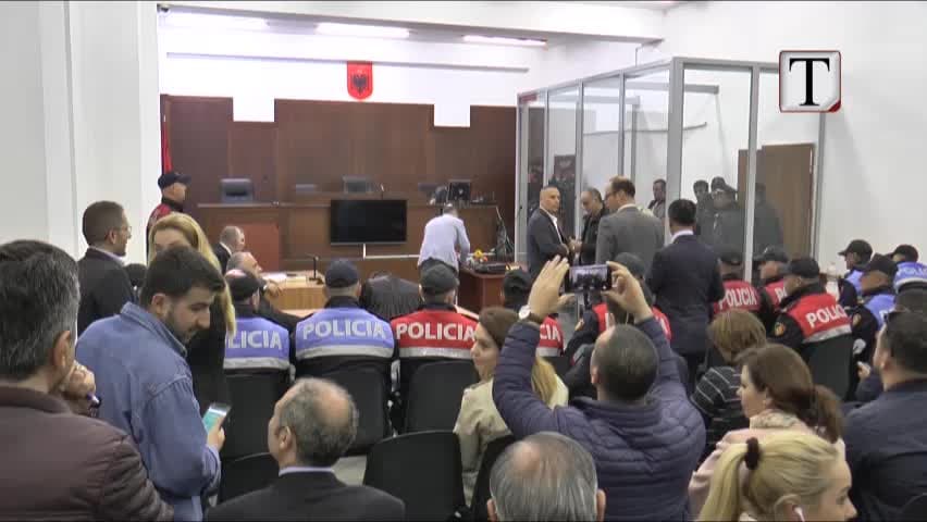 Burg për 11 nga 23 të arrestuarit e Rrugës së Kombit, policia “shtetrrethim” në Gjykatën e Tiranës (VIDEO)