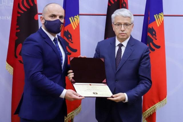 Shpëtuan Alvin Berishën nga kampi në Al-Hol, dekorohet drejtori dhe oficeri i Antiterrorit