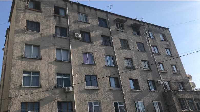 Godina nr 15 në Qytetin Studenti do të shembet, banorët nxirren jashtë (VIDEO)