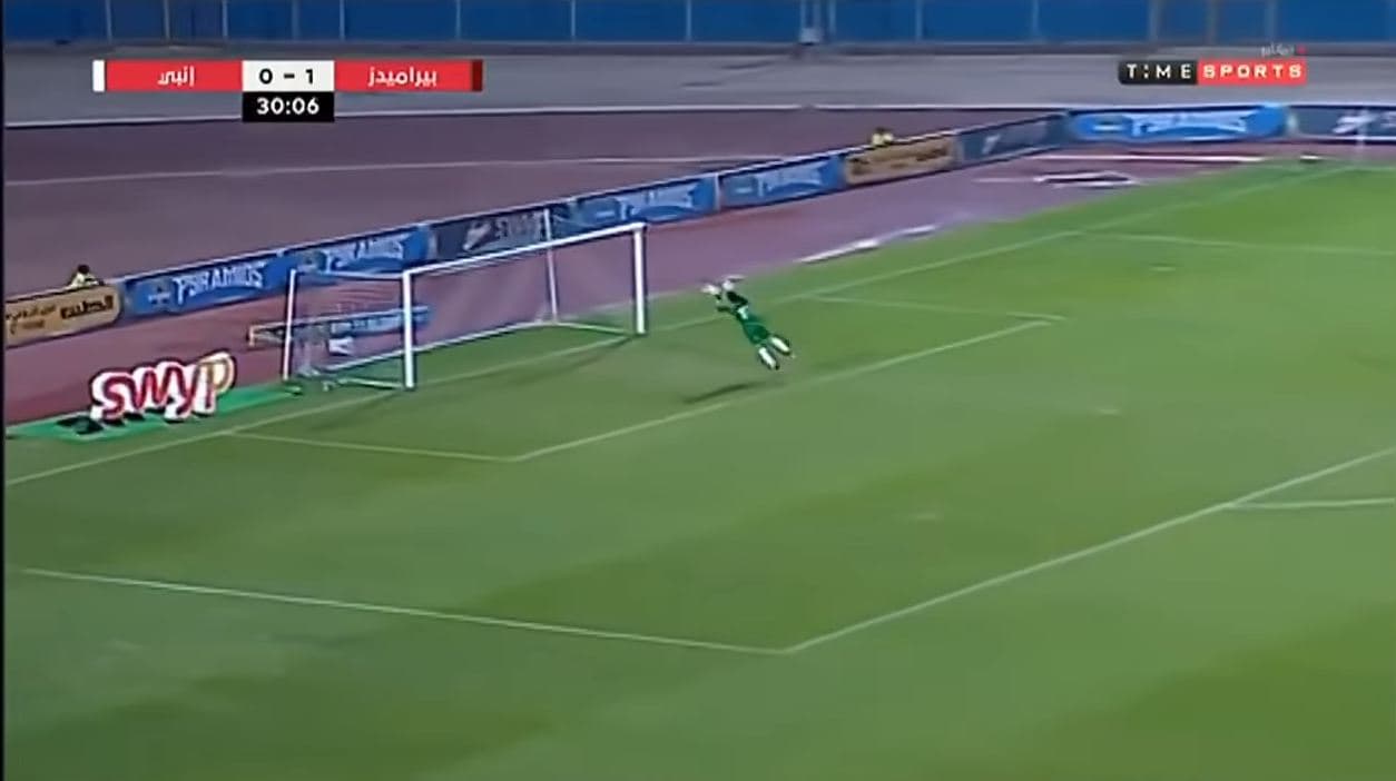 Superpritje e dyfishtë e portierit egjiptian, që shpëton portën nga goli i sigurt (VIDEO)