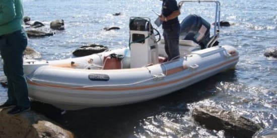 Fier, policia bllokon gomonen që dyshohet se do të transportonte drogë drejt Italisë