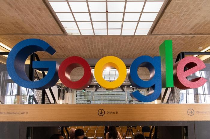 Google eliminon 600 reklamues të bezdisshëm