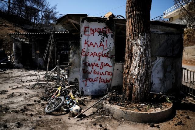Një muaj pas zjarrit vdekjeprurës në Greqi, banorët përballen me rrugë të gjatë drejt normalitetit