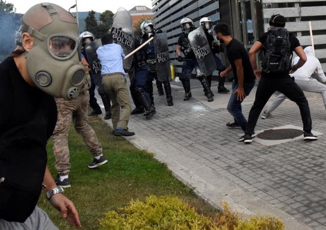 Policia greke përdor gaz lotsjellës ndaj protestuesve që kundërshtonin marrëveshjen me Maqedoninë