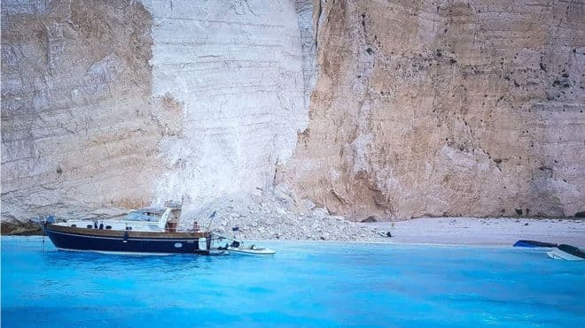 Panik mes pushuesve, një pjesë e shkëmbit shkëputet në plazhin e ishullit Zakynthos (VIDEO)