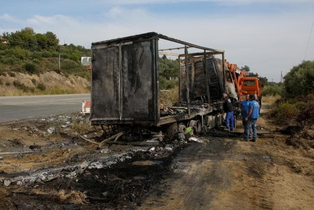 Greqi, 11 emigrantë humbin jetën, pasi makina që udhëtonin përplaset me kamionin dhe përfshihet nga flakët