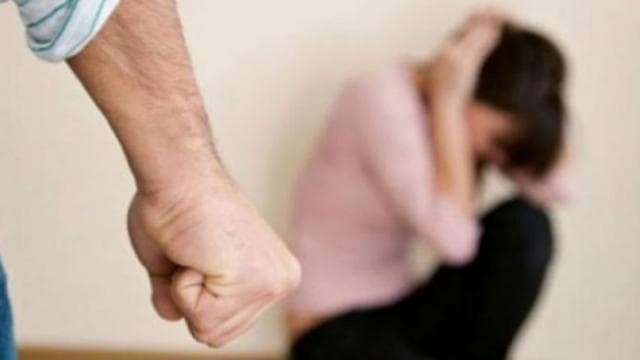 Rrahu bashkëjetuesen në mes të rrugës/ Arrestohet 40 vjeçari në Tiranë