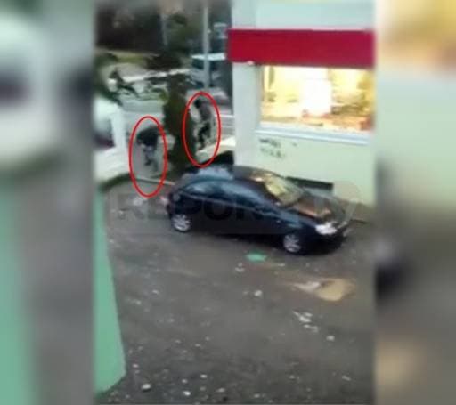 Tre persona thyejnë dhe grabisin bankën në Laç