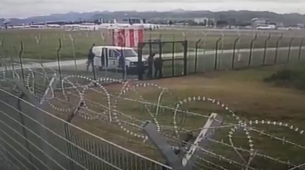 Grabitja në Rinas/ Policia: 10 mijë Euro shpërblim për tre grabitësit e Rinasit (FOTO, VIDEO)