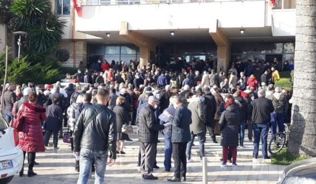 Aplikimet për grantet e rindërtimit, qytetarët në radhë të gjata