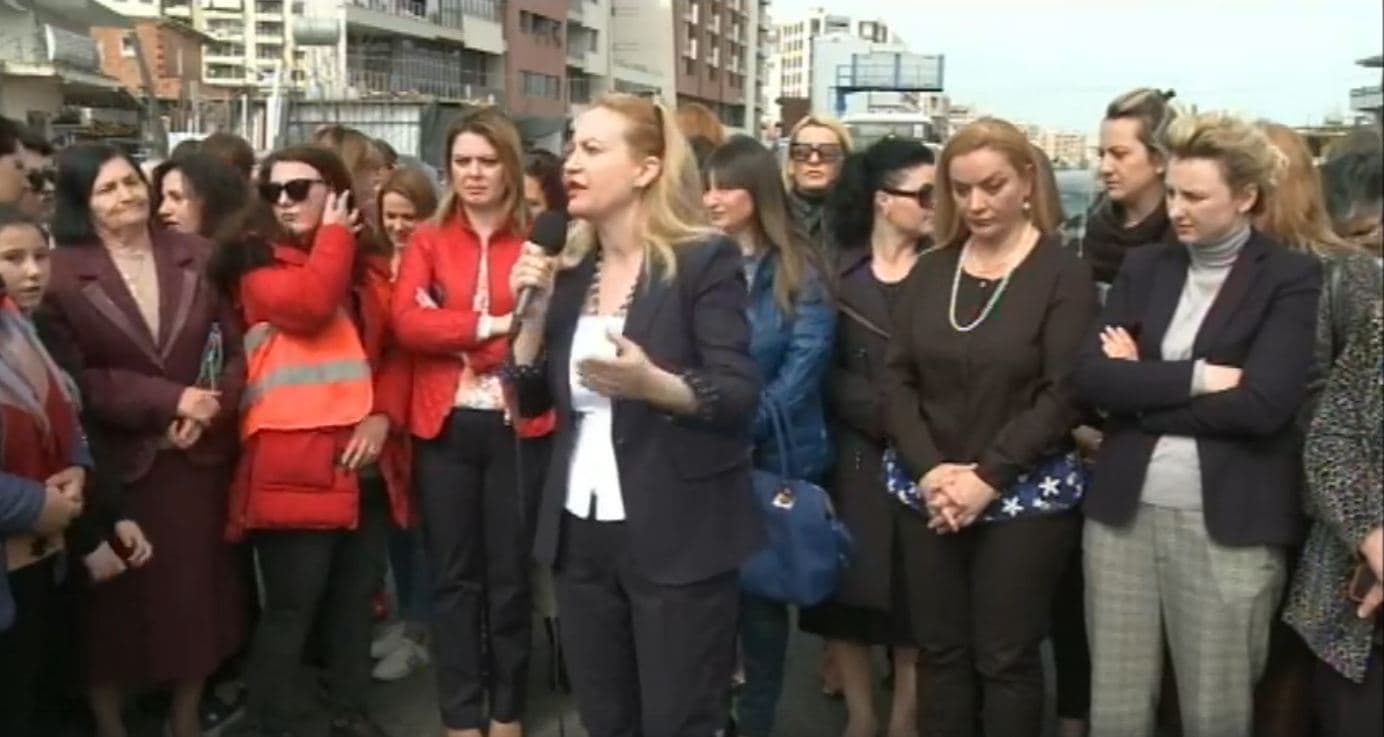 Banoret e Astirit protestojnë krah grave të opozitës (VIDEO)