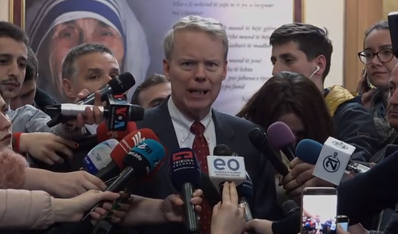 Ambasadori amerikan në Prishtinë: Demarkacioni duhet të kalojë, unë nuk heq dorë