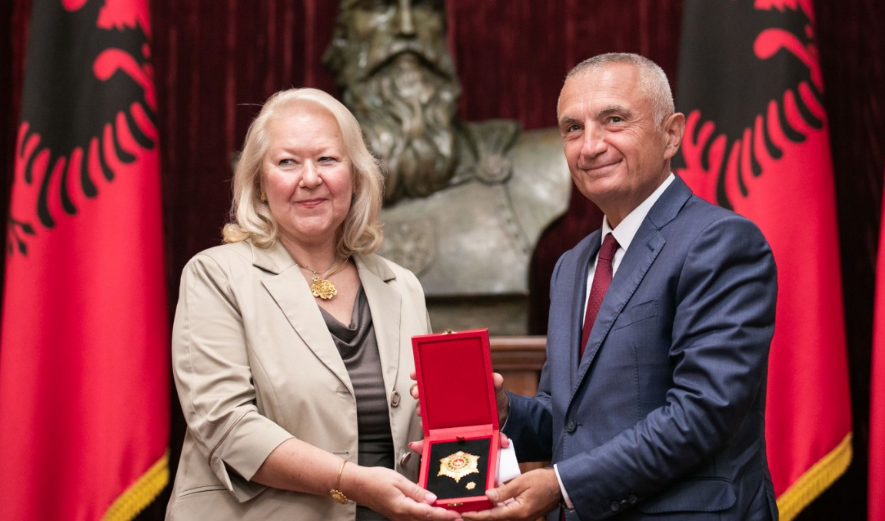  Me titullin e lartë “Kalorës i Urdhrit të Skënderbeut”, Meta vlerëson ambasadoren e Greqisë, Eleni Sourani