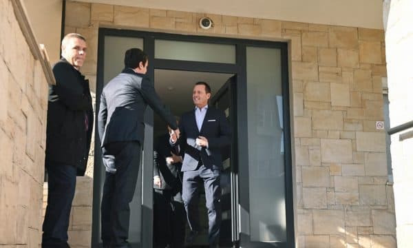 Grenell takon Albin Kurtin e Isa Mustafën: Të hiqet taksa ndaj Serbisë )VIDEO)