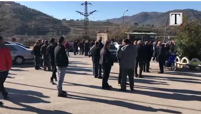 Naftëtarët e Ballshit nisin grevën (VIDEO)