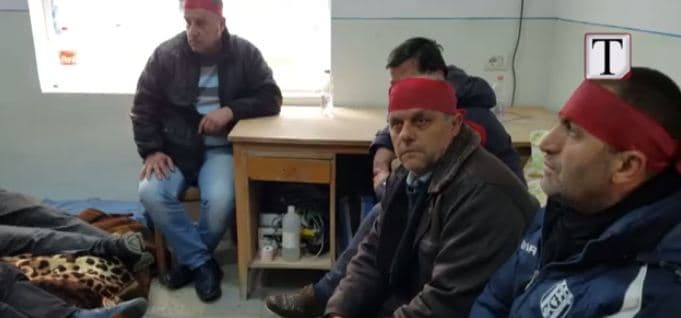 Rëndohet shëndeti i naftëtarëve grevistë (VIDEO)