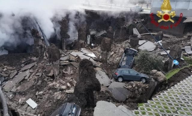 Hapet një gropë gjigante para spitalit Covid-19 në Napoli (VIDEO)