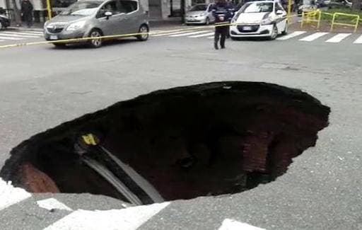 Çfarë po ndodh, një gropë misterioze hapet në mes të Romës (VIDEO)