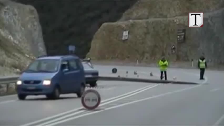 Vdes gruaja në aksident, shpëton burri (VIDEO)