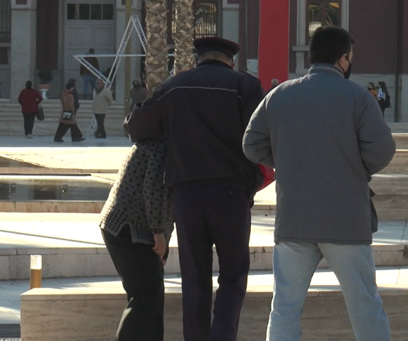 Lyen trupin me benzinë, gruaja tenton të vetëdigjet në Durrës