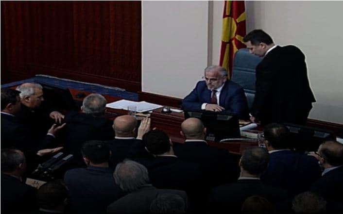 Votohet mes tensionesh ligji për gjuhët në Maqedoni, Gruevski përplaset me Xhaferin (VIDEO)