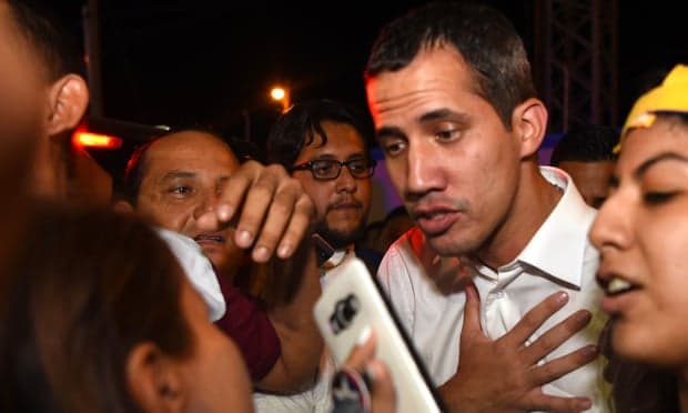 Juan Guaido rikthehet në Venezuelë me shpresën për të larguar Maduro, pavarësisht kërcënimit për arrestimin e tij