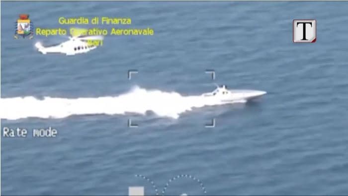 Ndjekje si në filma, kapet skafi me mbi 1.5 ton drogë në brigjet italiane, pranga skafistëve shqiptarë (VIDEO)