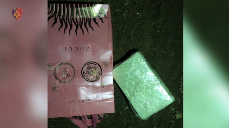 Çanta "Gucci" me 1 kg kokainë, arrestohen 4 persona në Tiranë (VIDEO)