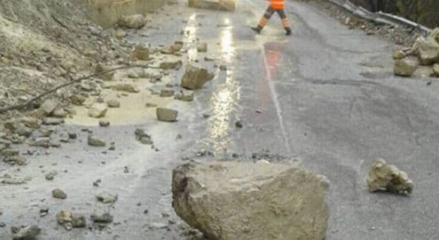 Reshjet dëmtojnë rrugët/ Bien gurë në aksin Librazhd-Elbasan, përmbytje në Durrës