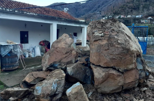 Guri gjigant bie pranë banesës, shpëtojnë 5 anëtarët e familjes në Mirditë