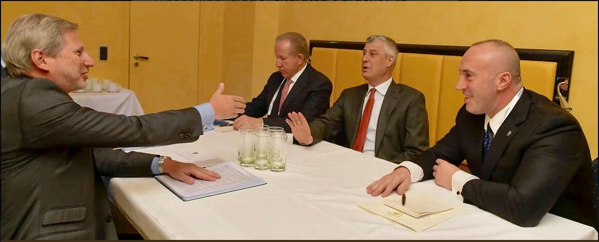 Hahn i kërkon Thaçit dhe Haradinajt vazhdimin e dialogut me Serbinë, kryeministri: Taksa nuk hiqet
