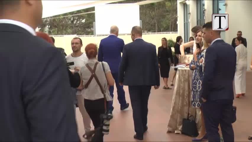 Ndryshimi i kufijve, Hahn: Nuk duhet të ndikojë në stabilitetin e rajonit (VIDEO)