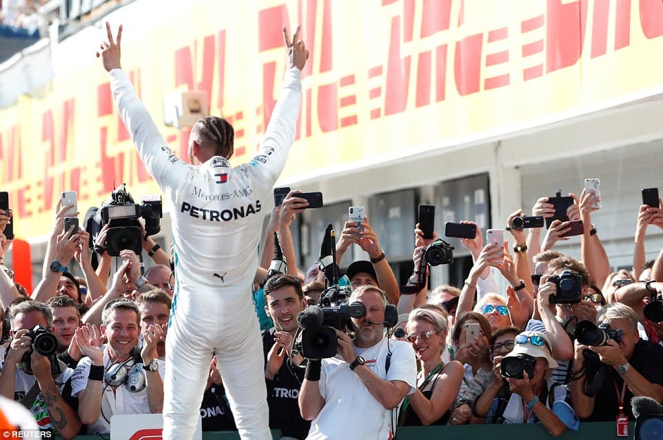 Hamilton fiton çmimin e madh të Hungarisë në Formula 1, pas tij Vettel dhe Raikkonen
